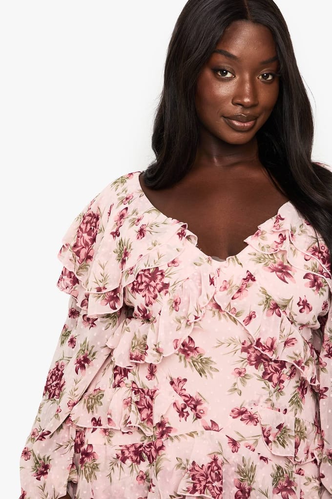 boohoo Dames PLUS FLORALE CHIFFON MINI-JURK MET RUCHES | Roze | Maat: 46