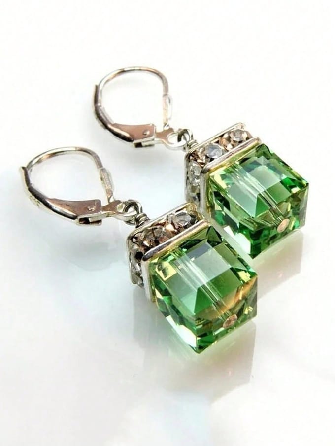 1 paire de boucles d'oreilles pendantes en cristal de forme carrée à la mode, parfaites pour les fêtes de mariage, les festivals A beige