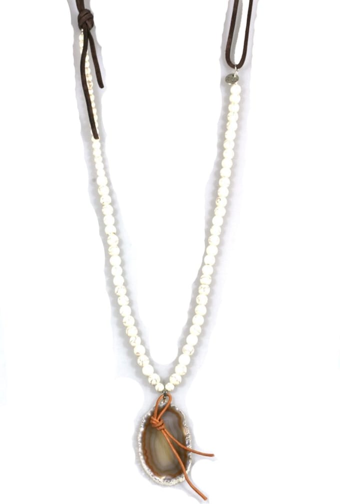 Heaven Eleven - leren ketting met parelmoer en agaat hanger