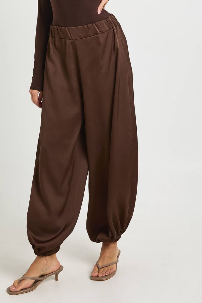 boohoo Dames Satijnen Broek met Elastische Taille en Volumineuze Pasvorm | Chocolate | Maat: 10
