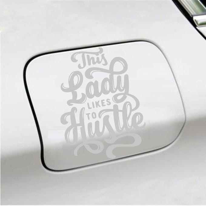 Bumpersticker - This Lady Likes To Hustle - 13,8 X 10,3 - Licht Grijs