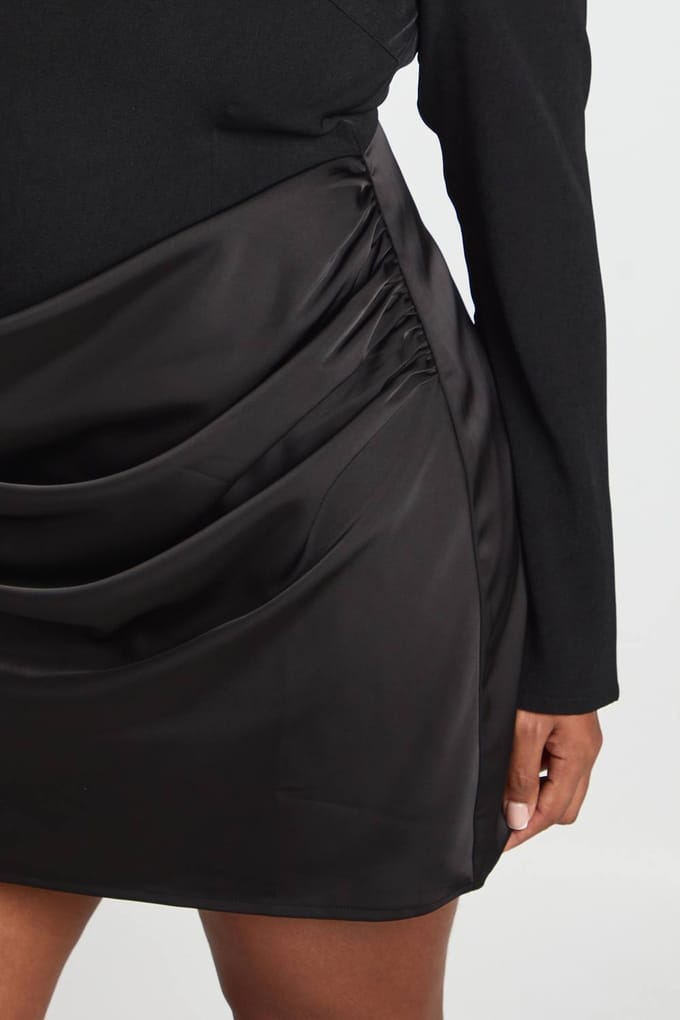 boohoo Dames Plus Satijn Drape Lange Mouwen Mini Jurk | Zwart | Maat: 54