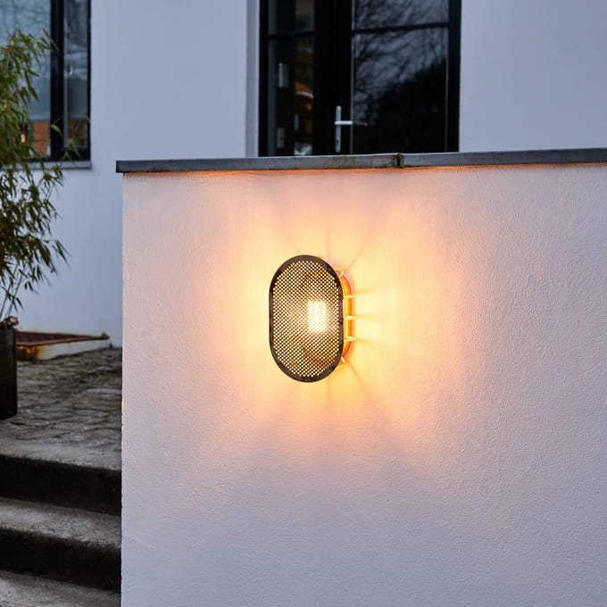 DESIGN BY US Buitenwandlamp Night Rider, messing, ongelakt