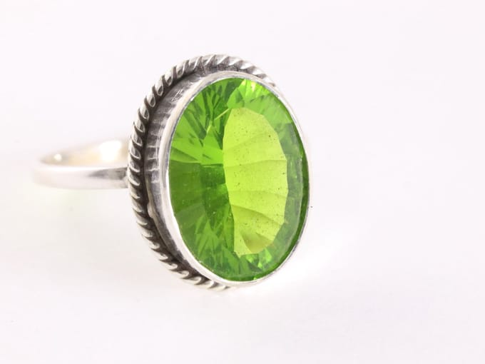 Bewerkte zilveren ring met peridoot - maat 16