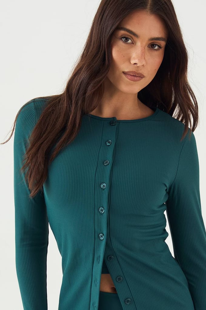 Dames DSGN Studio Ultra Sculpt Geribbelde Doorknoop Top met Lange Mouwen | Pine | Maat: Medium