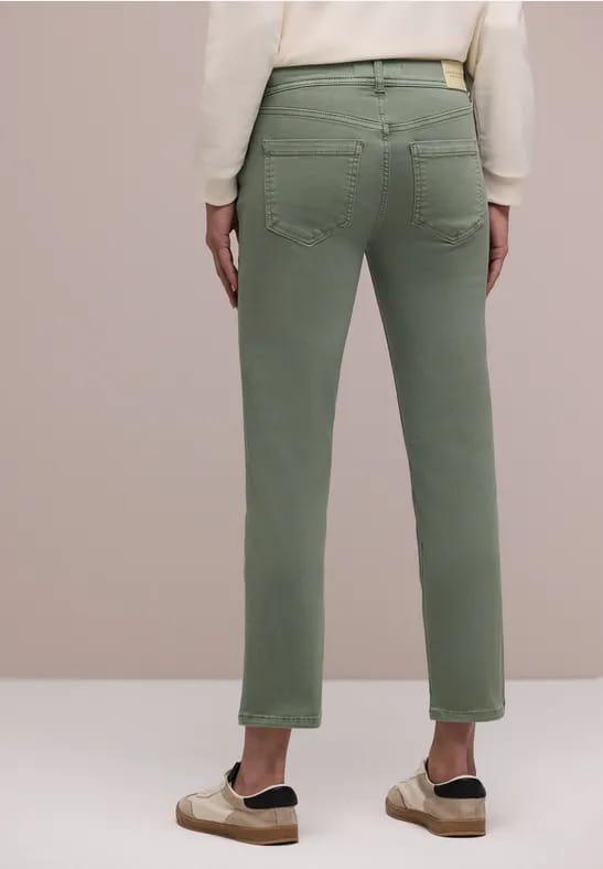 Mid Waist straight leg jeans in Slim Fit