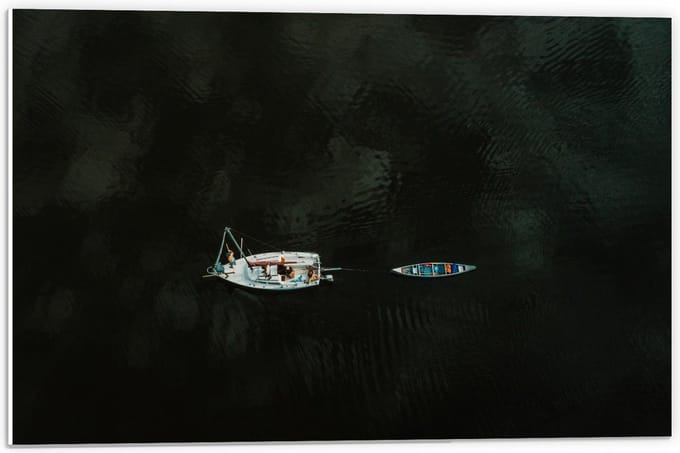 Forex - Twee Bootjes op het Water - 60x40cm Foto op Forex