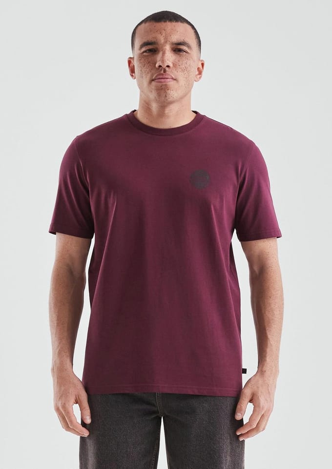 Basic T-shirt met ronde hals en klein motief op de borst QS