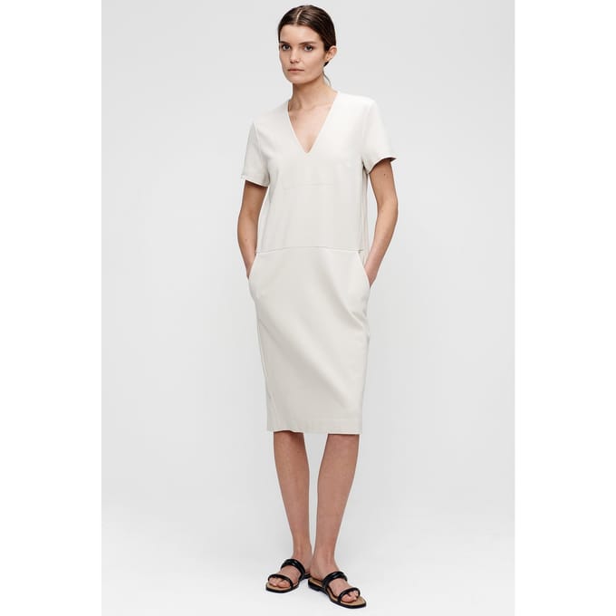 TRVL DRSS Easy Shift Dress Latte Maat: XS | Midi Jurken Outlet | Dames | Beige