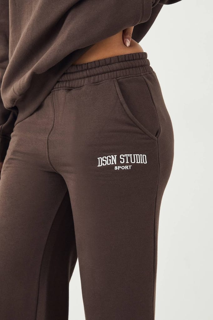 Dames Petite DSGN Studio Applique Rechte Pijp Jogger | Espresso | Maat: XL