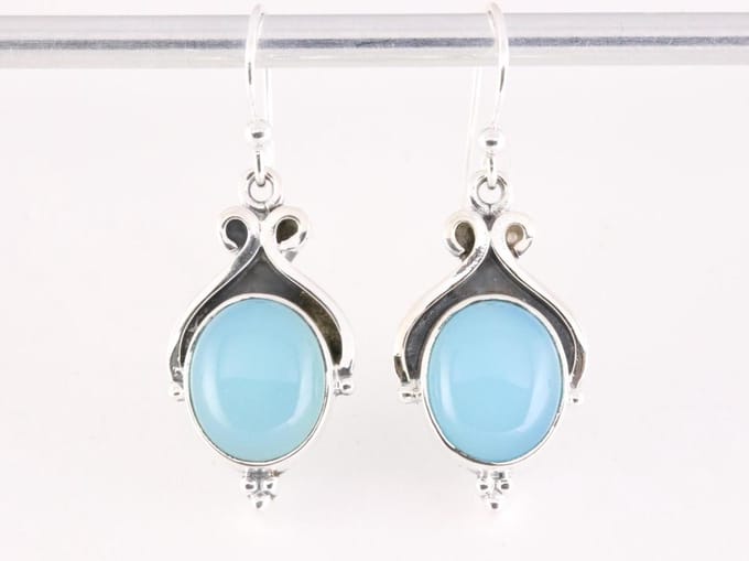 Bewerkte zilveren oorbellen met aqua chalcedoon