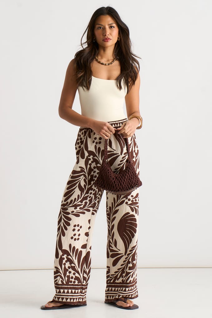 Chocoladebruine broek met elastische tailleband en randprint