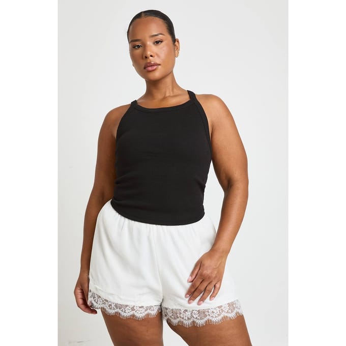 boohoo Dames Plus Chiffon Short Met Kanten Zoom En Flippy Model | Ivory | Maat: 24