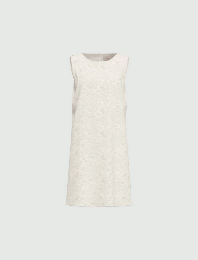 witte vrouw geborduurde jurk