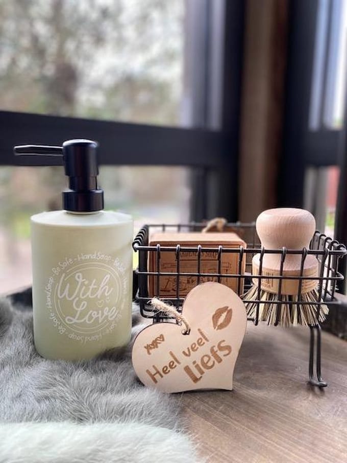 Creaties van hier - zeeppompje with love met houten hartje - glas