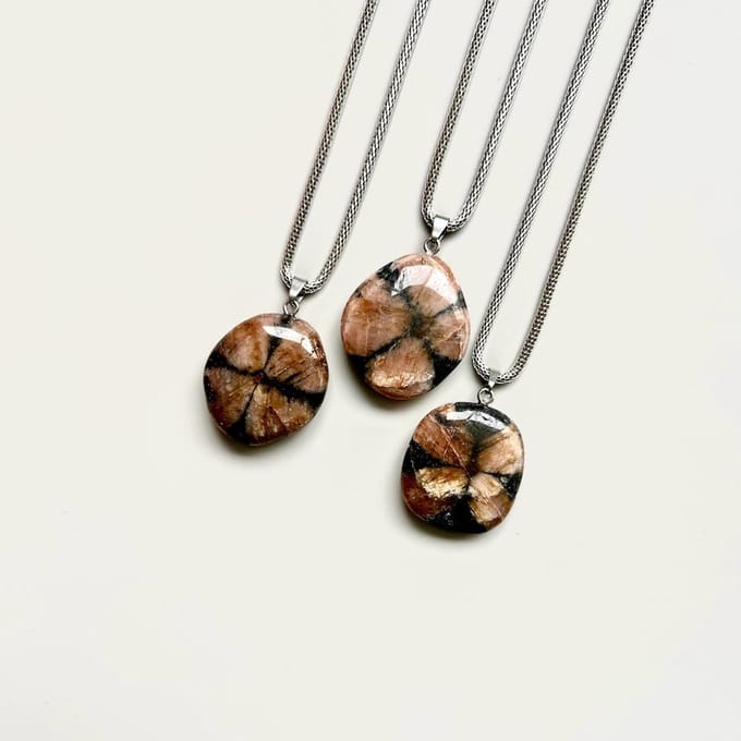 Gemstone ketting Chiastoliet Kruissteen