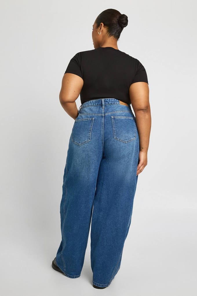boohoo Dames Plus Midden Taille Gedraaide Naad Tonvormige Pijp Jeans | Gewassen Indigo | Maat: 44
