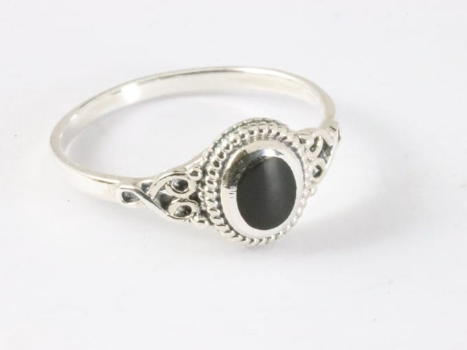 Fijne bewerkte zilveren ring met onyx - maat 15.5