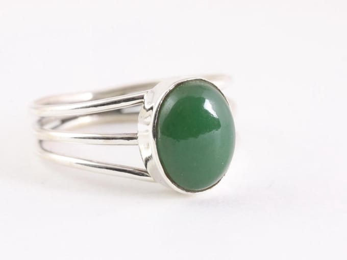 Opengewerkte zilveren ring met jade - maat 20