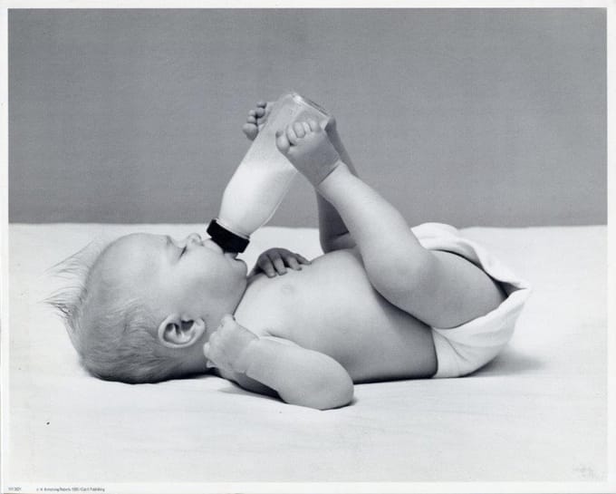 Mini zwart-wit poster - Baby Drinking Milk - H. Armstrong Roberts - 24x30 cm