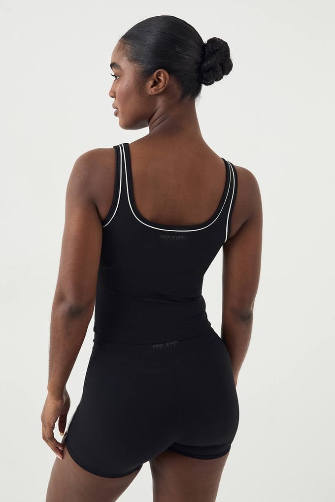 Dames DSGN Studio Ultra Sculpt Wikkel Taille Biesdetail Short | Black | Maat: Medium