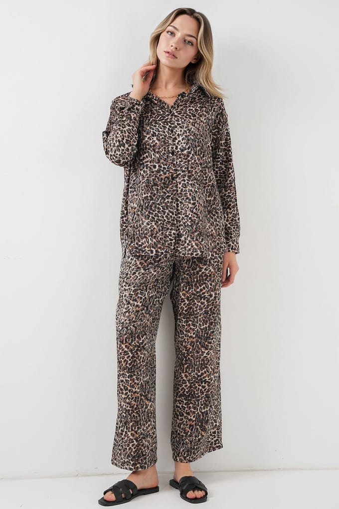 Leopardprint Knopenblouse en Wijde Pantalon Satijnen Twee-Piece Set