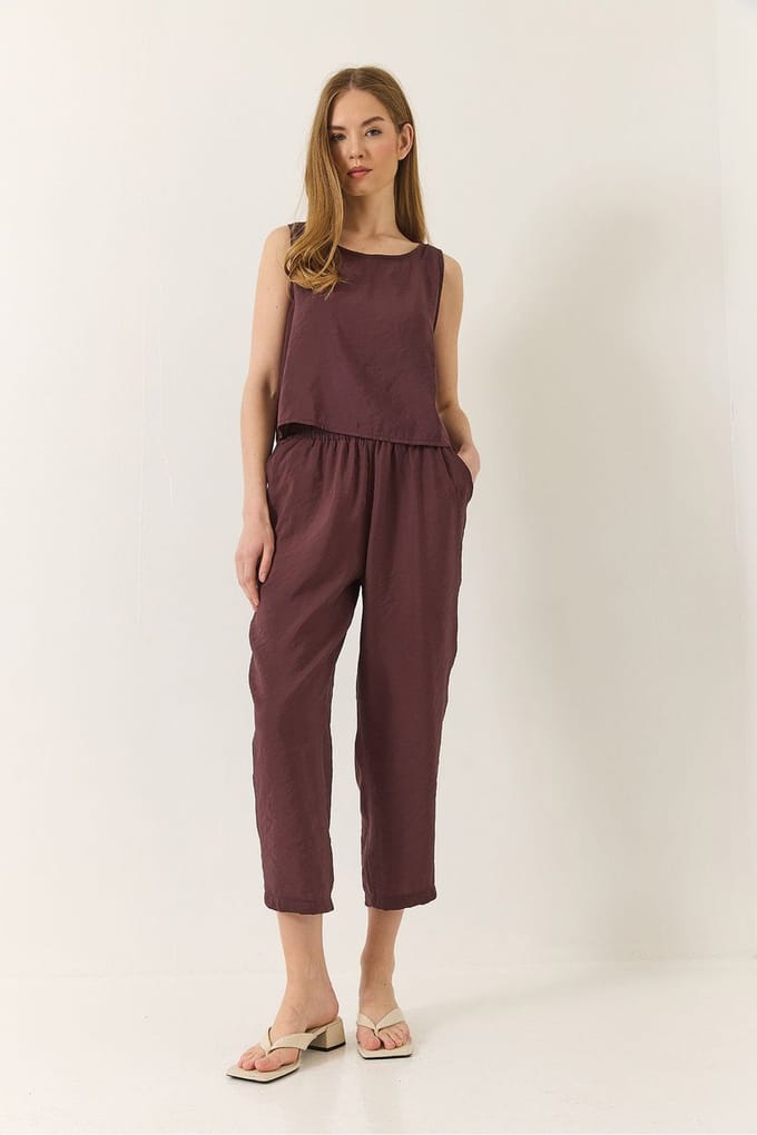 Mouwloze Crew Neck Blouse en Carrof Fıt Broek Set