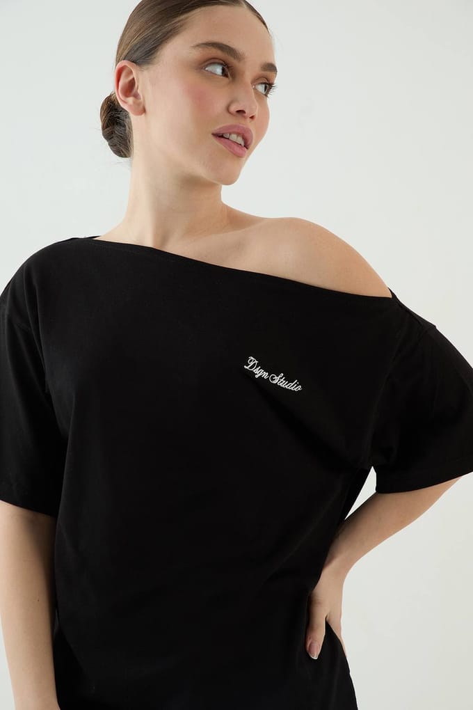Dames Dsgn Studio Script Off-shoulder T-shirt | Black | Maat: Small