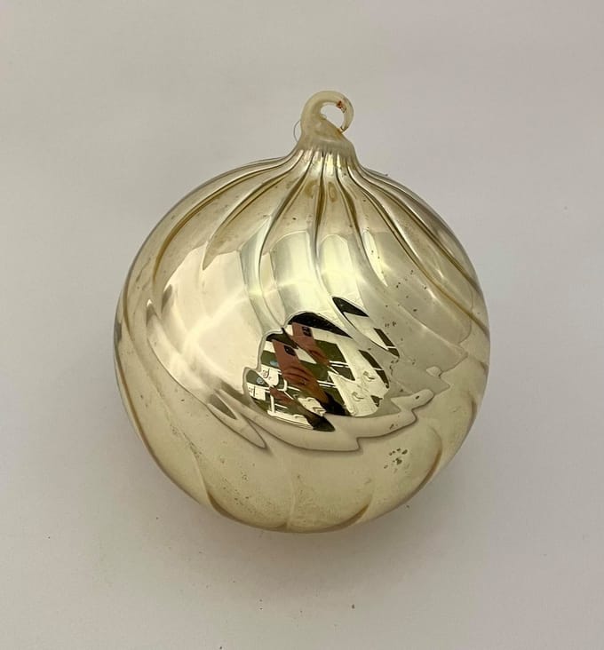 J-Line Kerstbal gedraaid relief glanzend goud 12cm