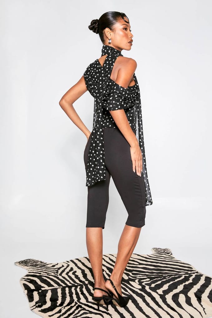 boohoo Dames Polka Dot Chiffon Asymmetrische Wikkel Top | Zwart | Maat: 40