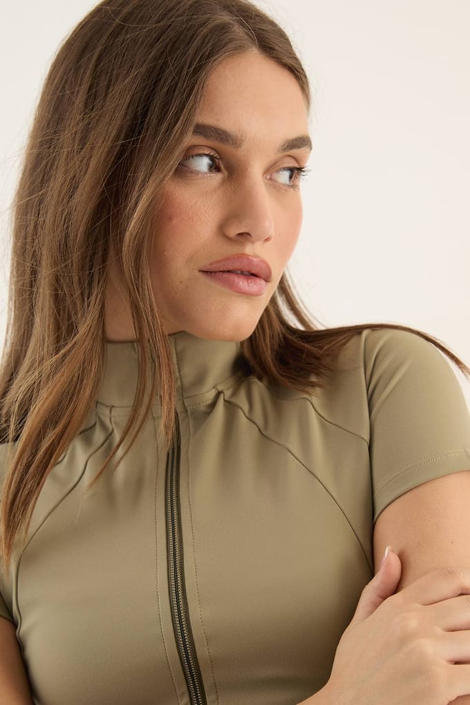 Dames Dsgn Studio Sculpt Doorritssluiting Top Met Korte Mouwen | Washed Khaki | Maat: Medium