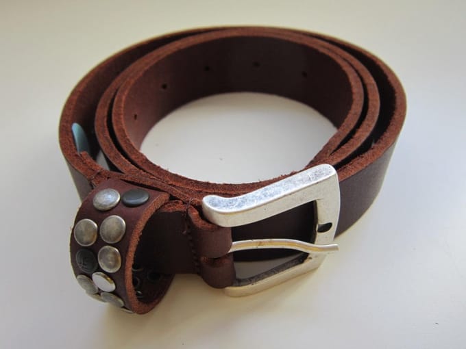 Lederen riem - leren kinderriem donkerbruin, met studs 65 cm