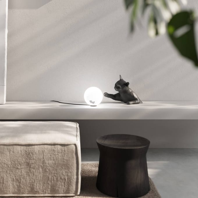 Karman tafellamp Maoo, zwart keramiek, glas, kattenfiguurtje