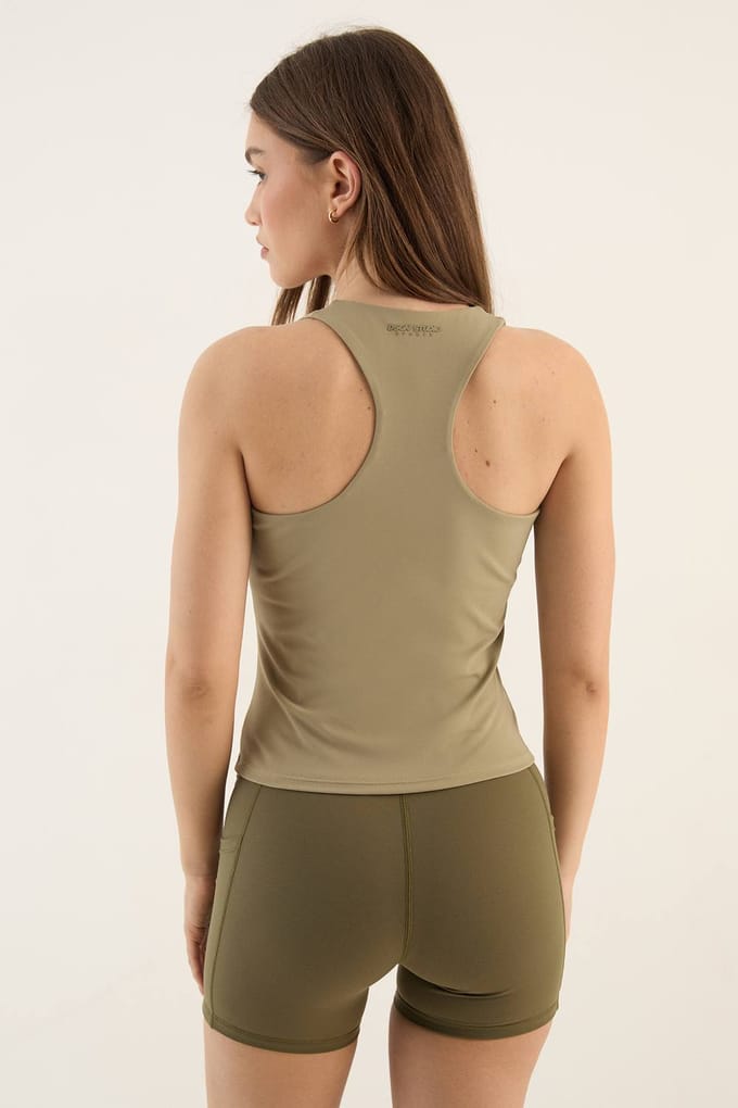Dames Dsgn Studio Sculpt Racerback Gevoerd Sporttopje | Washed Khaki | Maat: Medium