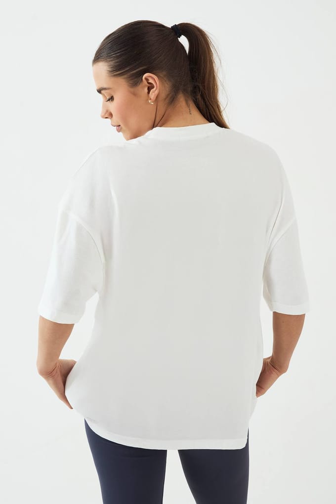 Dames Dsgn Studio Collegiate Bedrukt Oversized T-shirt | Creme | Maat: Medium