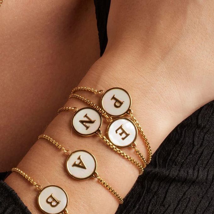 Bracelet - LUXENTER - Alphabet E - Nacre blanche - finition or jaune 18K - Femme beige