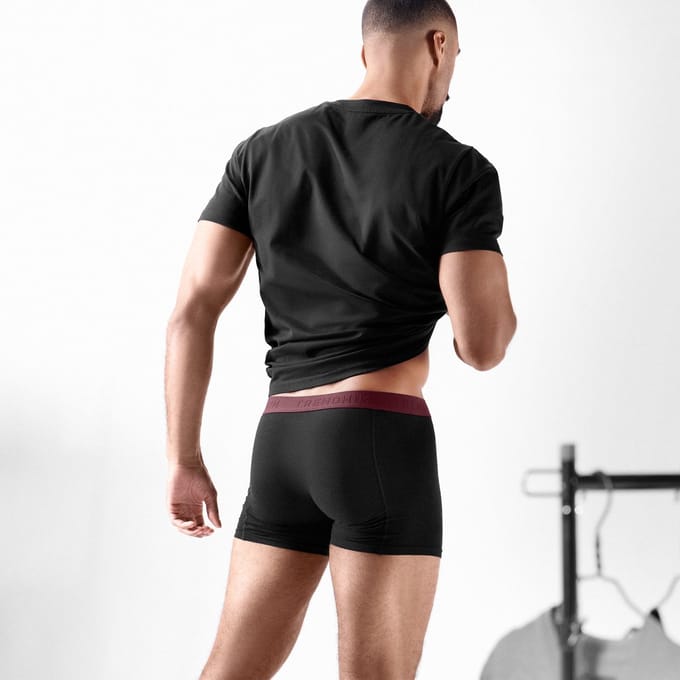 FlexFeel | Zwarte katoenen boxershort met karmozijnrode tailleband