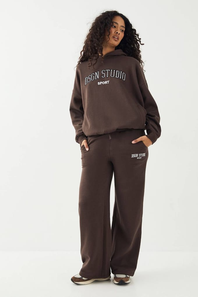 Dames Petite DSGN Studio Applique Rechte Pijp Jogger | Espresso | Maat: XL