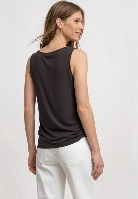 Top met V-hals en knoopdetail