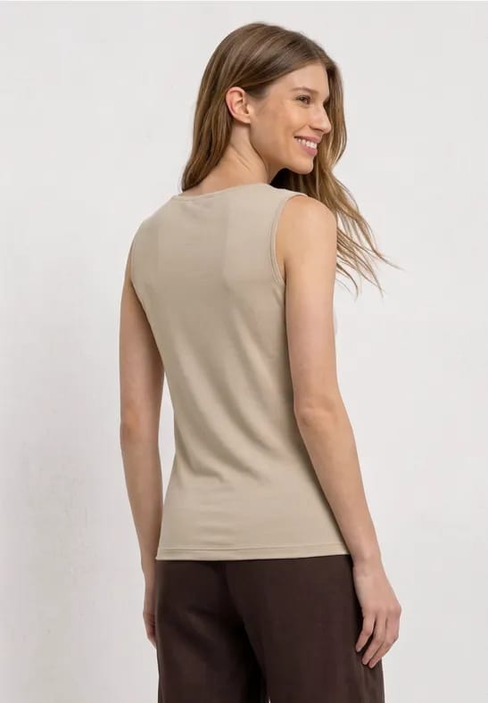 Basic top met hartvormige halslijn