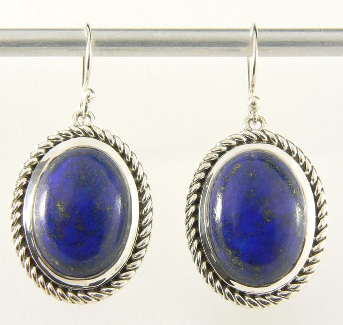 Bewerkte zilveren oorbellen met grote lapis lazuli stenen