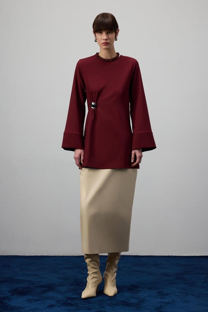 Touché Privé - Gedrapeerde blouse met metalen accessoire - Bordeaux - Dames