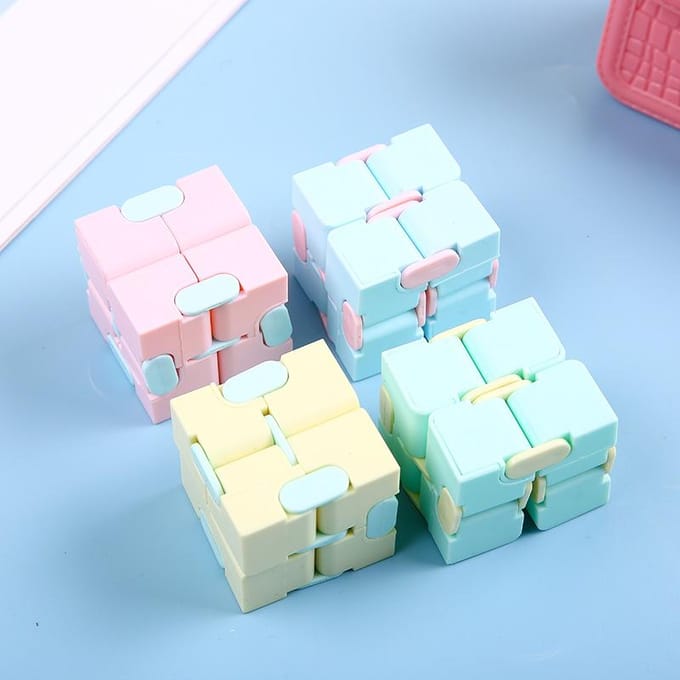 Grensoverschrijdende Flip Pocket Dobbelstenen Rubiks Kubus Creatieve Vinger Rubiks Kubus Decompressie Vent Variëteit geel