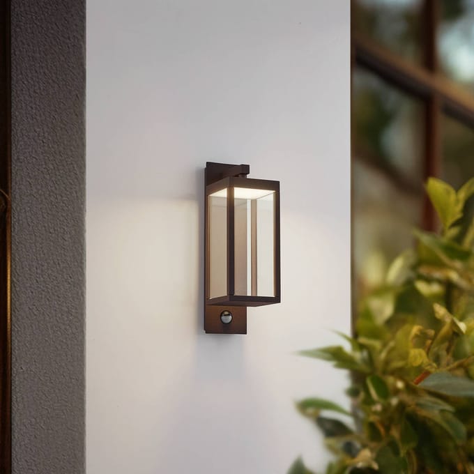 Lucande LED buiten wandlamp Ferdinand, roestkleur, sensor, IP54
