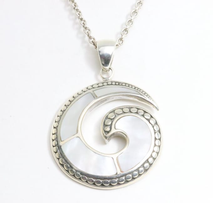 Bewerkte zilveren hanger met parelmoer aan ketting