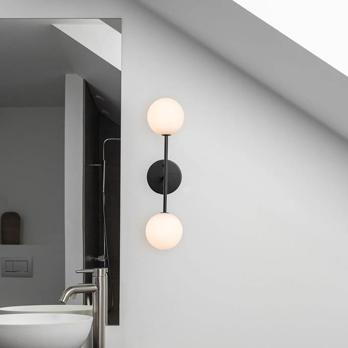 PR Home Sigma D wandlamp, zwart/opaal, 2-lamps, 49 cm glas