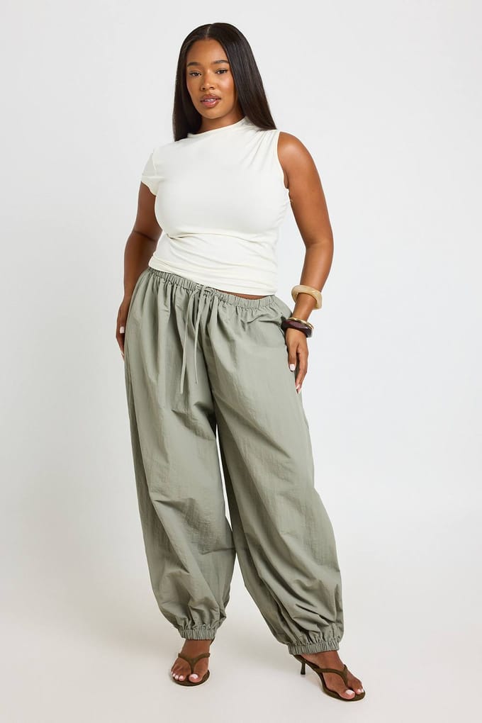 boohoo Dames Plus Nylon Ballonbroek Barrel | Kaki | Maat: 48
