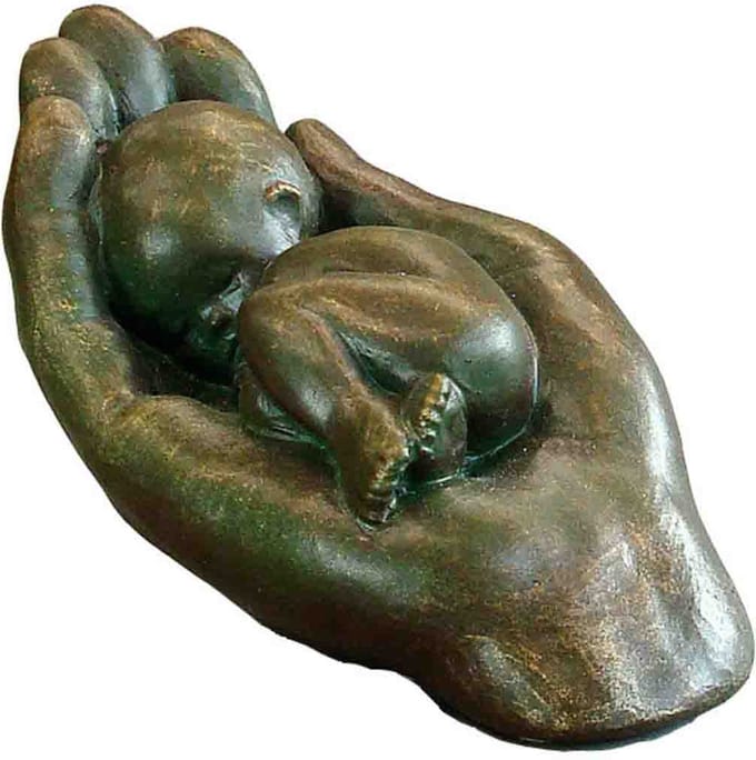 Beeldje Baby in hand - Gedragen -brons - EMO 17