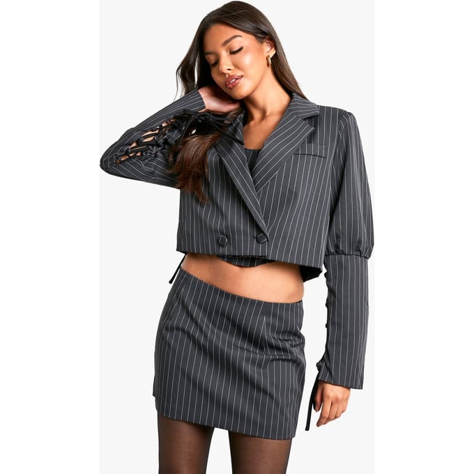 boohoo Dames Pinstripe Lace Up Sleeve Cropped Blazer | Houtskool | Maat: 42