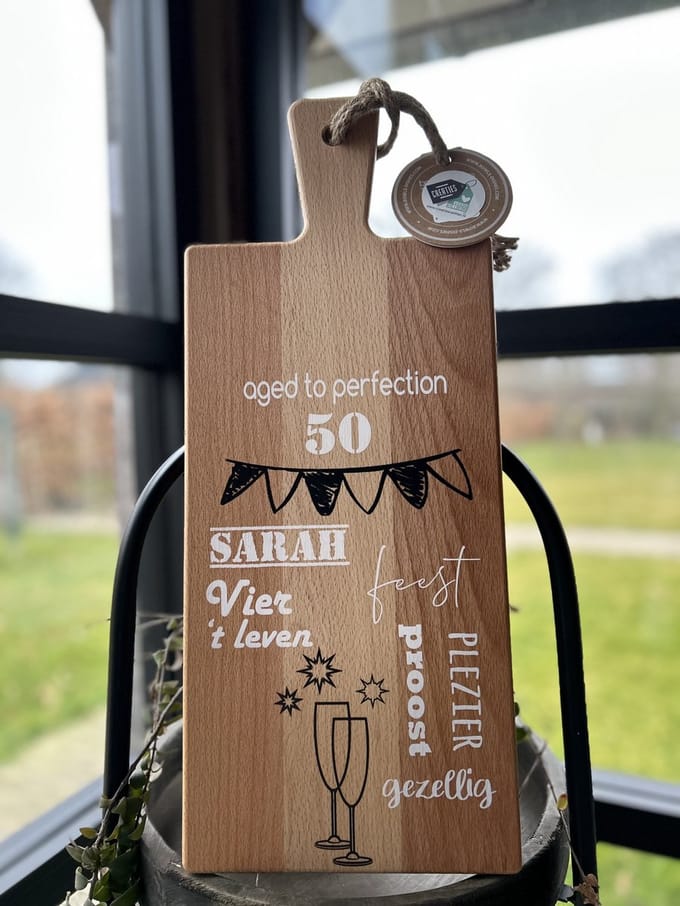 Creaties van Hier - Serveerplank 49 cm - Sarah - 50 jaar - Cadeau - Hout